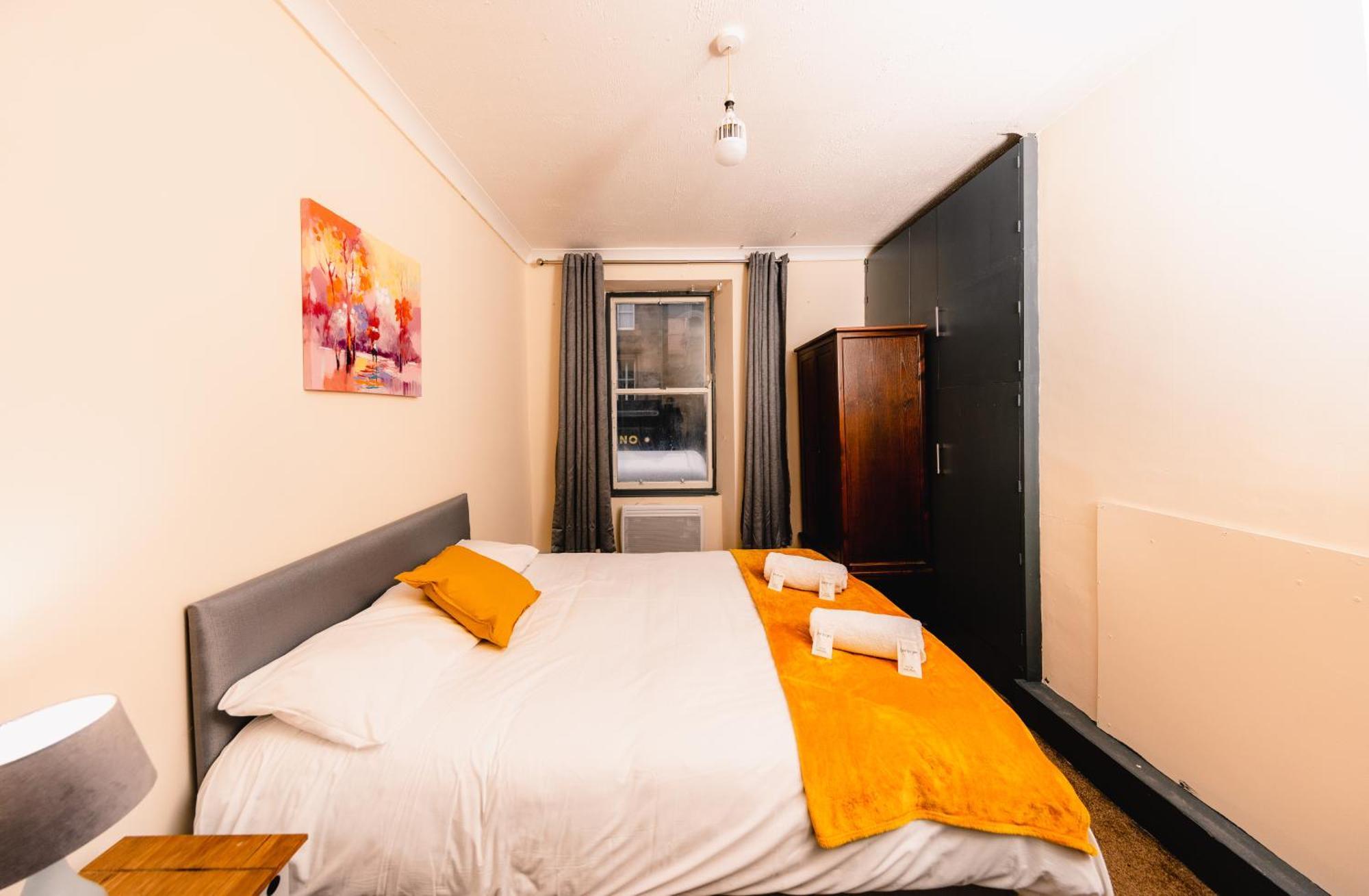 In Old Town, Cozy 4 Bedroom Flat * Édimbourg